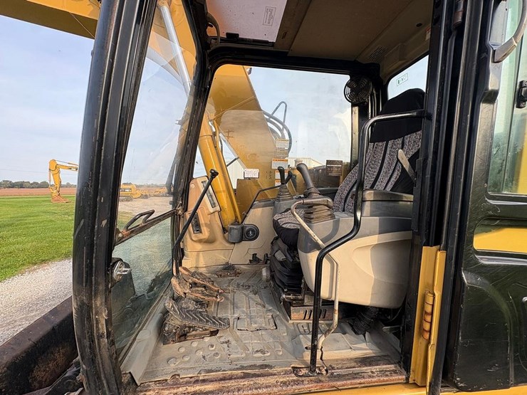2004-caterpillar-311c-image-16