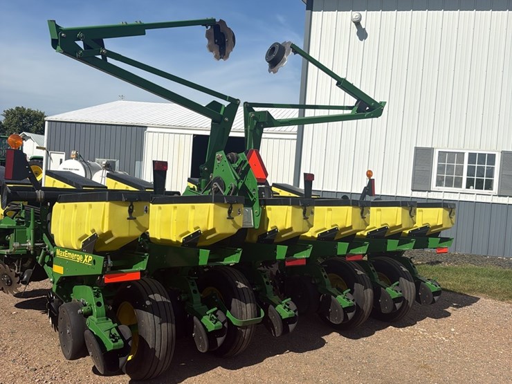john-deere-12-image-2