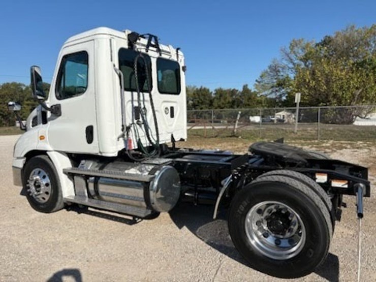 2014-freightliner-cascadia-113-image-3