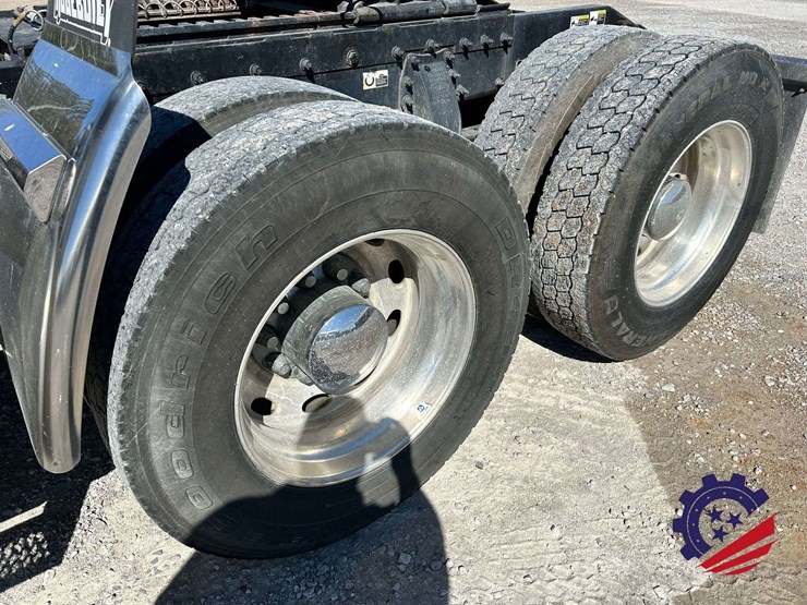 2018-peterbilt-389-image-15