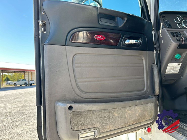 2018-peterbilt-389-image-75