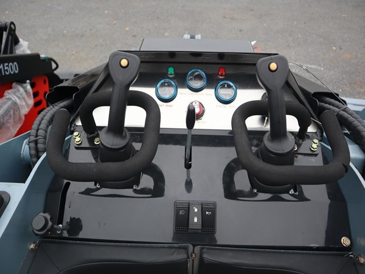 ssl-1200-mini-skidsteer-image-11