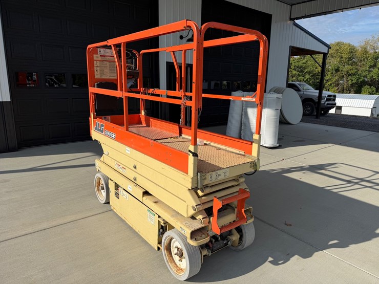 2001-jlg-2032e2-image-3