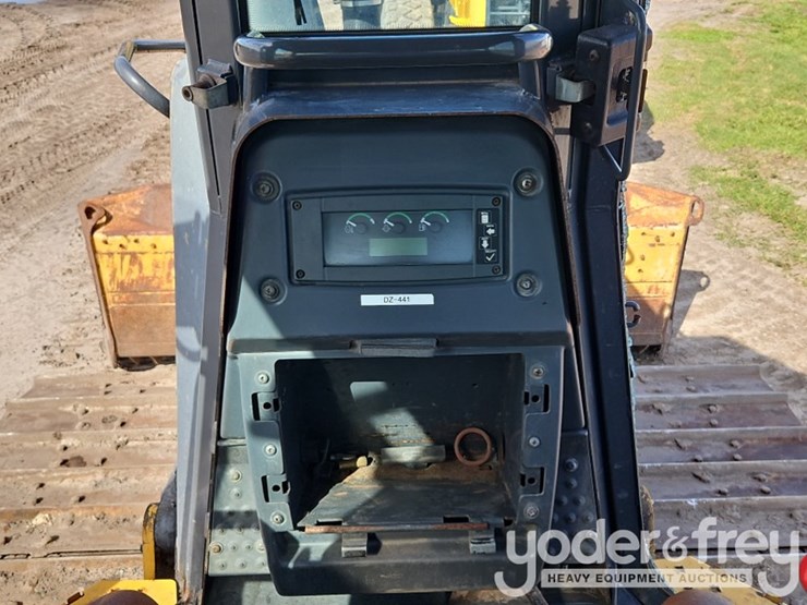2016-deere-700k-lgp-image-27