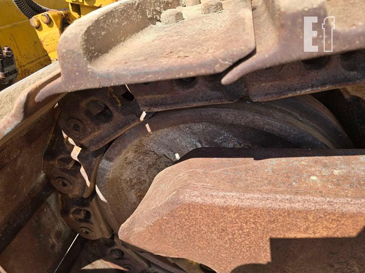 2013-caterpillar-d8t-image-26