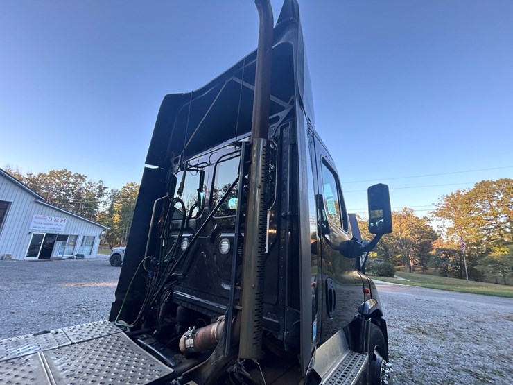 2016-freightliner-cascadia-113-image-26