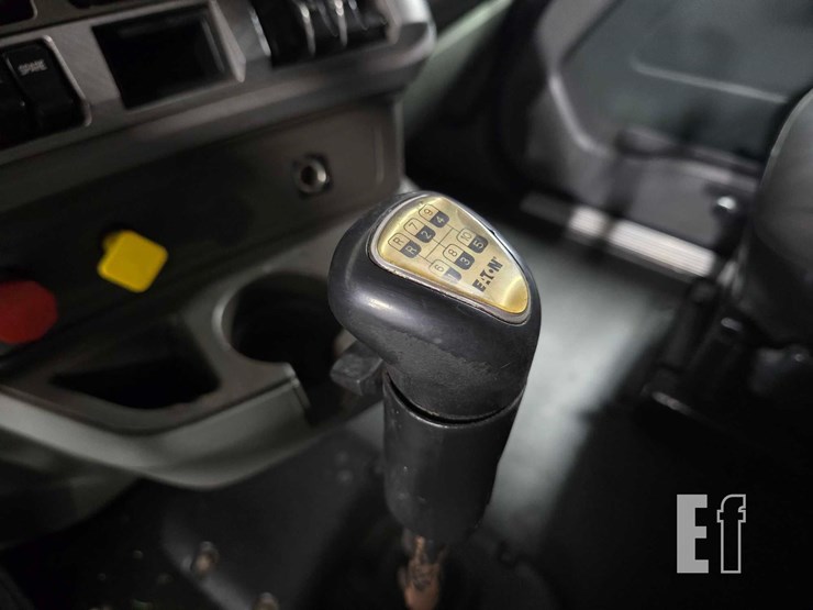 2015-kenworth-t680-image-15