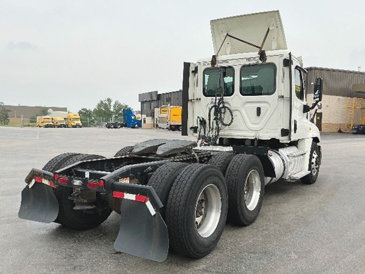 2019-freightliner-cascadia-125-image-2