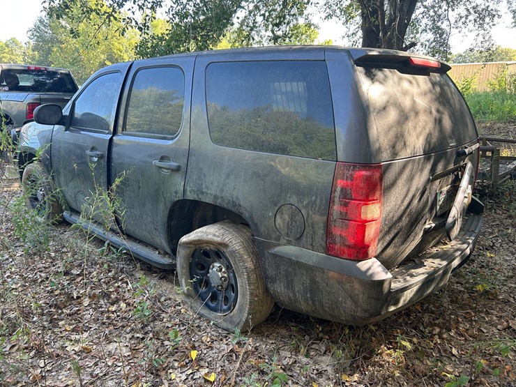 2011-chevrolet-tahoe-image-4