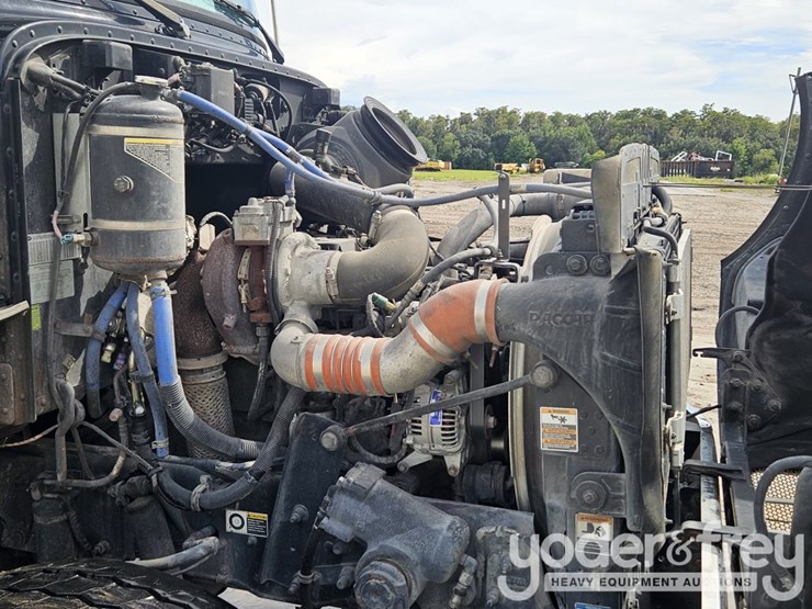 2017-peterbilt-348-image-24