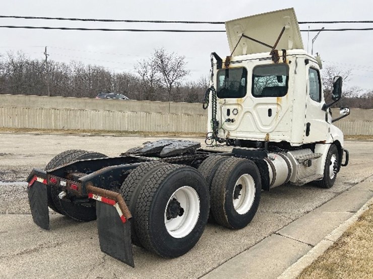 2019-freightliner-cascadia-126-image-2
