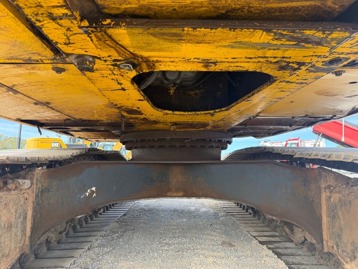 2012-komatsu-pc210-lc-10-image-10