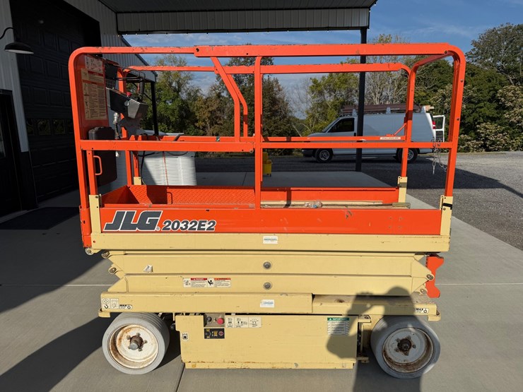 2001-jlg-2032e2-image-2