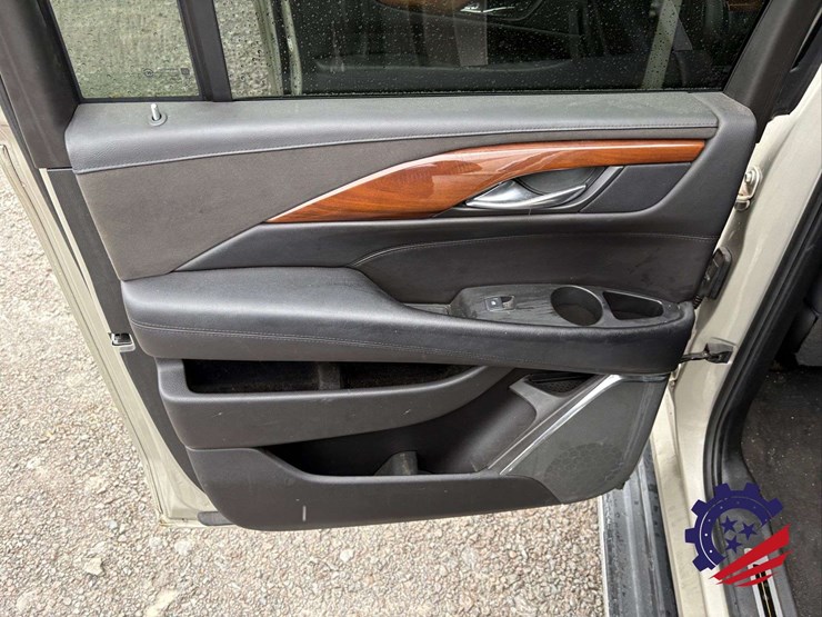 2017-cadillac-escalade-esv-luxury-image-55
