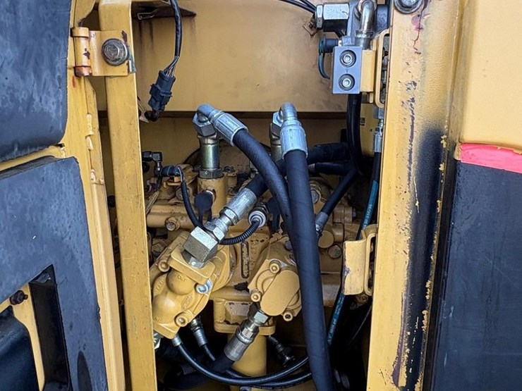 2004-caterpillar-311c-image-18