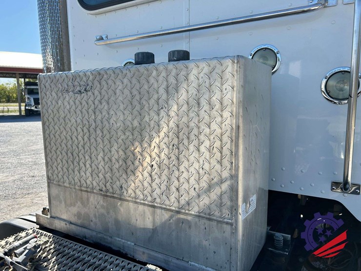 2018-peterbilt-389-image-43