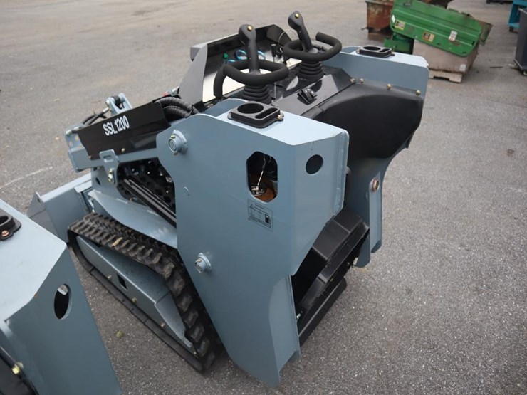 ssl-1200-mini-skidsteer-image-5