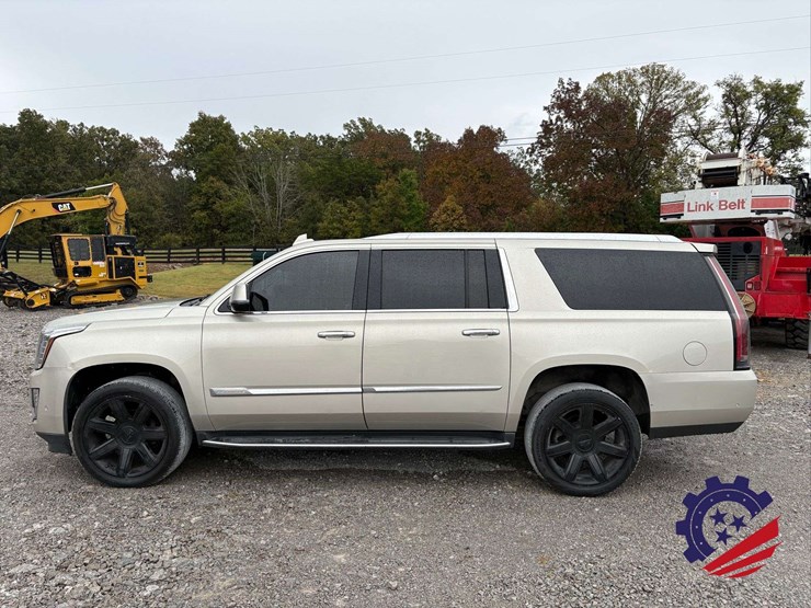 2017-cadillac-escalade-esv-luxury-image-13