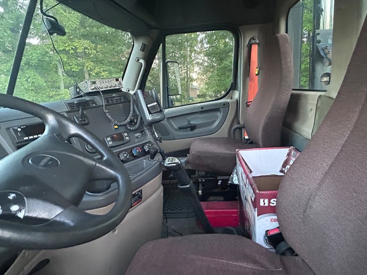 2015-freightliner-cascadia-113-image-36