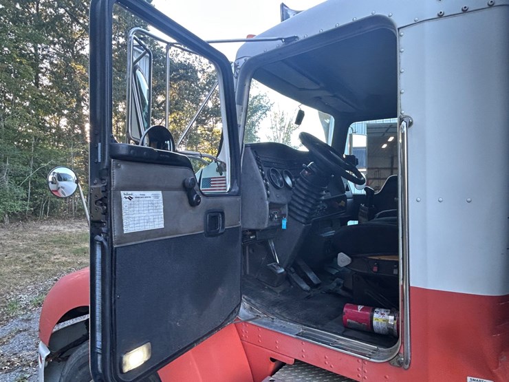 2005-kenworth-t300-image-25