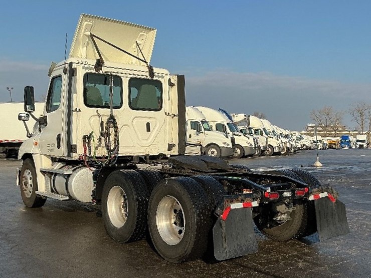 2019-freightliner-cascadia-125-image-2