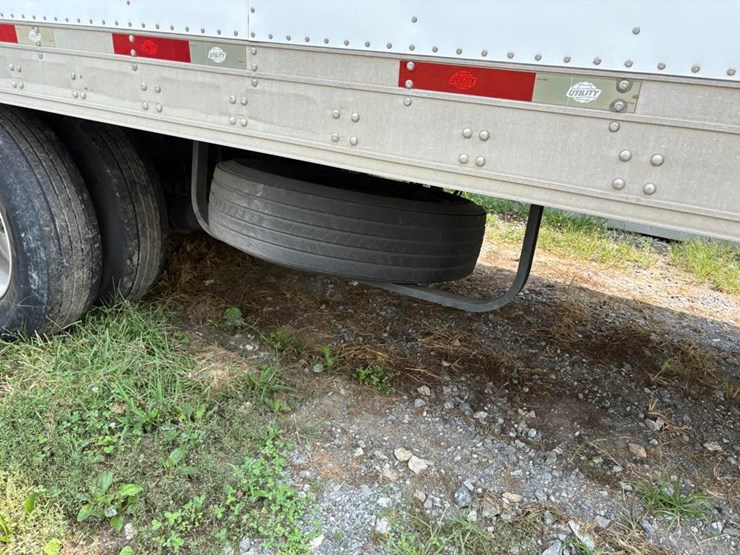 2016-volvo-d13-semi-truck-w/-enclosed-reefer-3000r-image-14