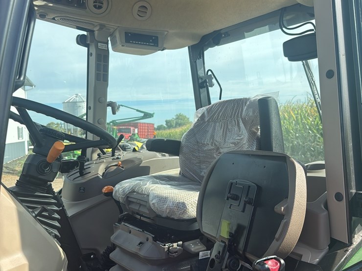 2023-john-deere-5075e-image-12