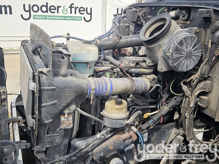 2017-peterbilt-348-image-23