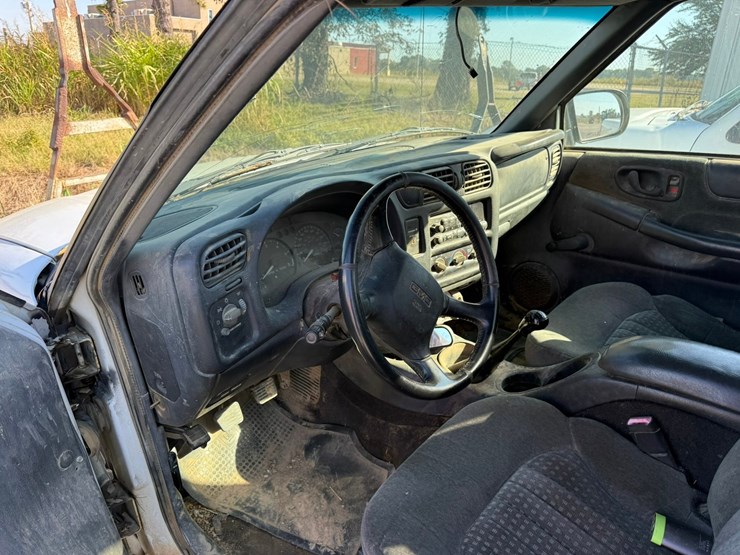 2002-chevrolet-s10-image-32