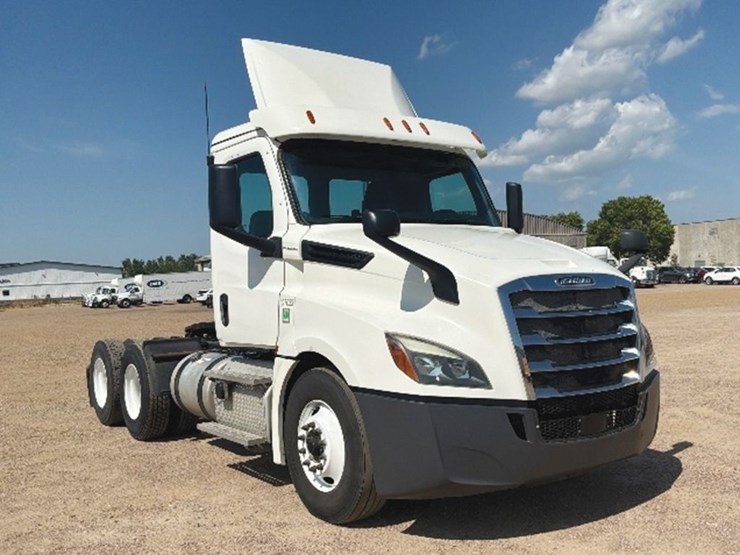 2019-freightliner-cascadia-126-image-1