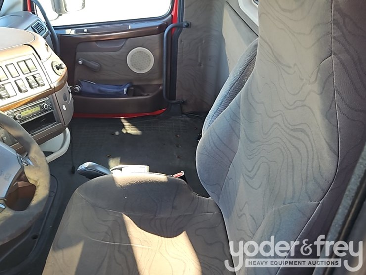 2015-volvo-vnl42t300-image-34