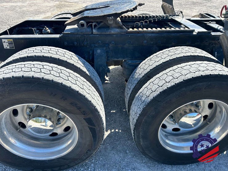 2018-peterbilt-389-image-34