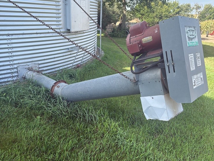 superior-grain-bin,-27’-approx-11,000-bu,-side-stairs,-full-floor,-unloading-auger,--seller-to-disconnect-power-to-bin,--buyer-responsible-for--removal,-sold-subject-to-seller-confirmation-image-2
