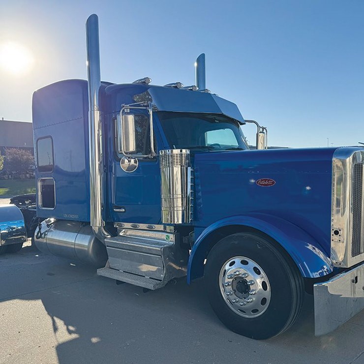 2027 PETERBILT 589