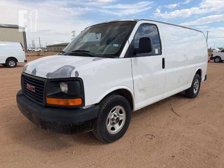 2004-gmc-savana-g1500-image-1