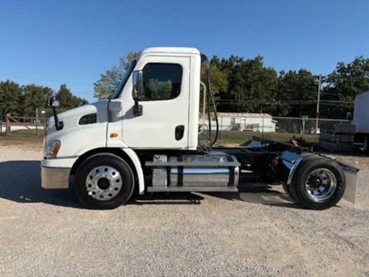 2014-freightliner-cascadia-113-image-2