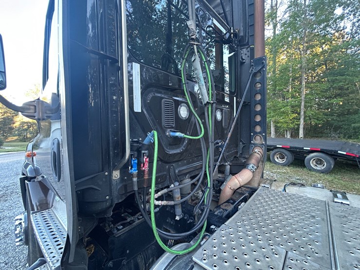 2016-freightliner-cascadia-113-image-15