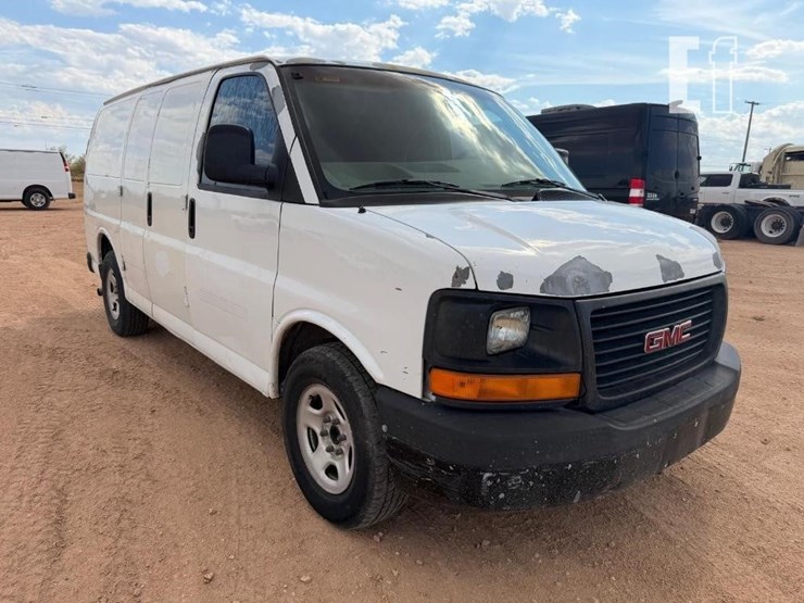 2004-gmc-savana-g1500-image-2
