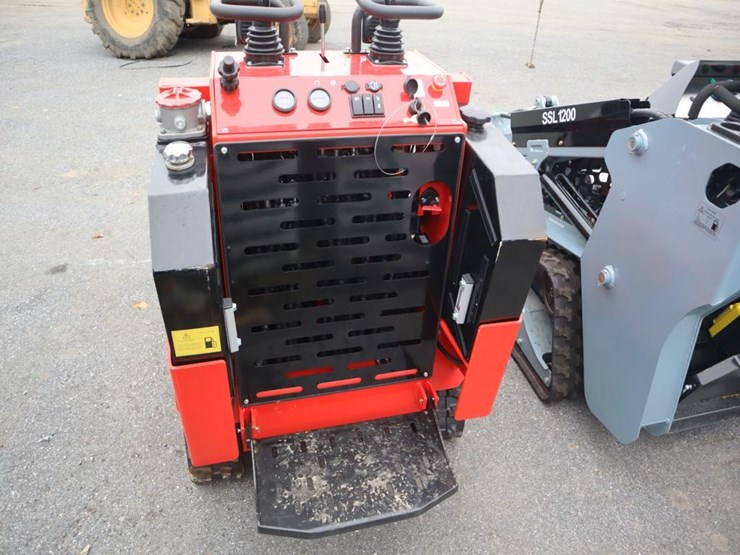 ssl-1500-mini-skidsteer-image-6