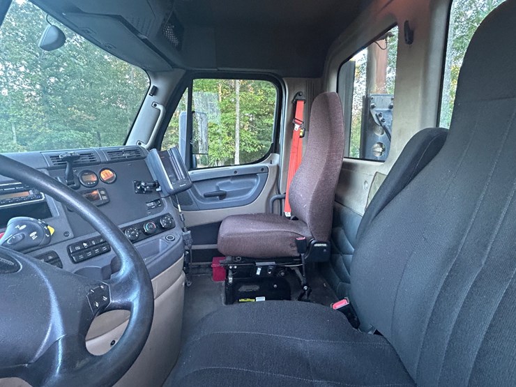 2016-freightliner-cascadia-113-image-35