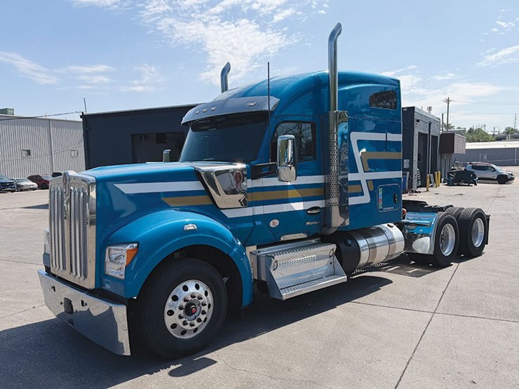 2022-kenworth-w990-image-1