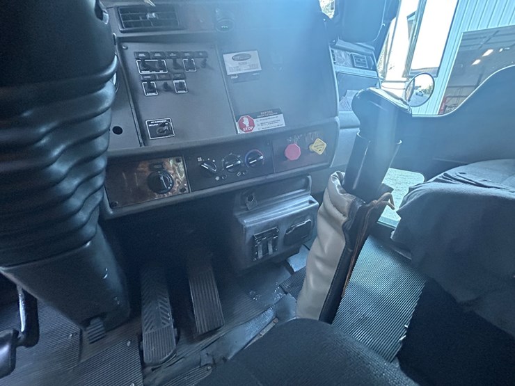 2005-kenworth-t300-image-31