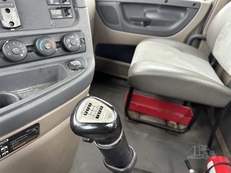 2013-freightliner-cascadia-113-image-6