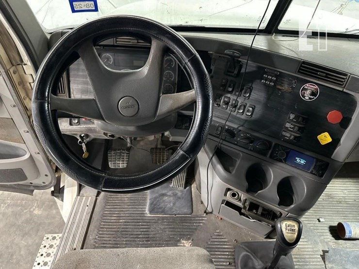 2007-freightliner-columbia-120-image-14