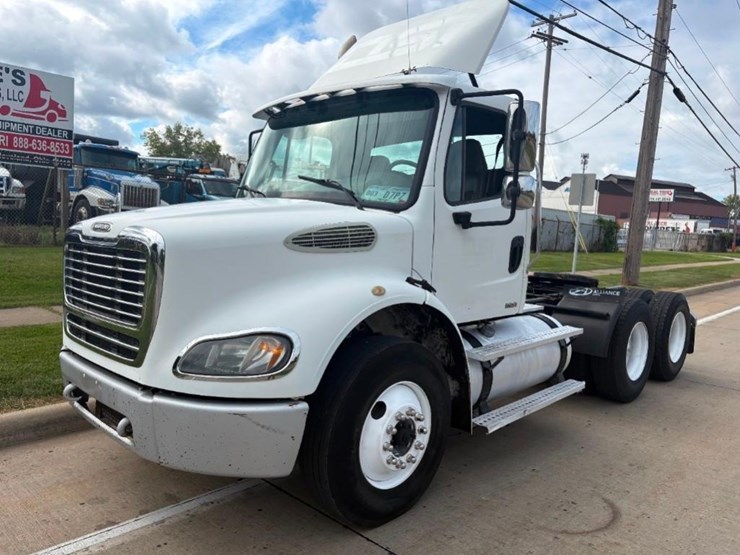 2005-freightliner-m2-112-medium-duty-day-cab-truck-image-5