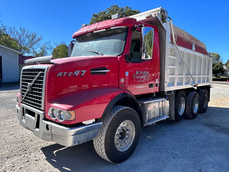 #48-•-2016-volvo-vhd-tri-axle-dump-truck-image-1