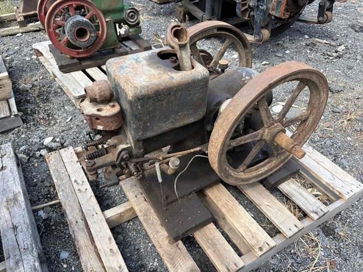 international-harvester-hit-&-miss-engine-image-1