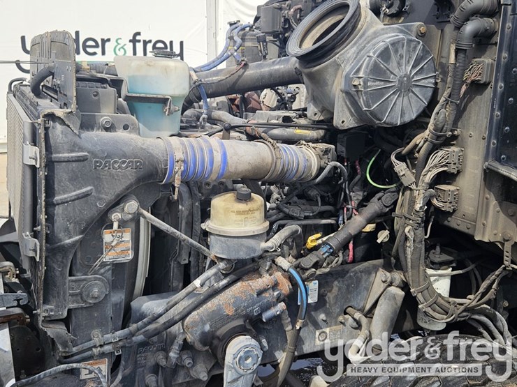 2017-peterbilt-348-image-22
