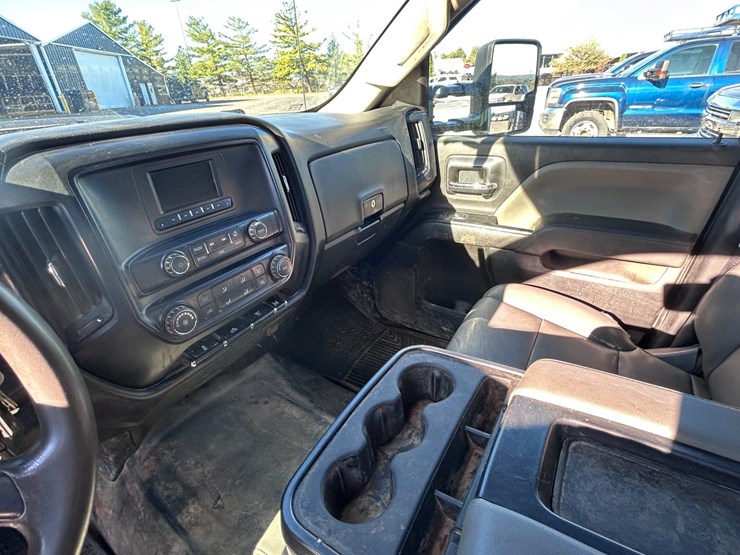 2017-gmc-3500-image-40