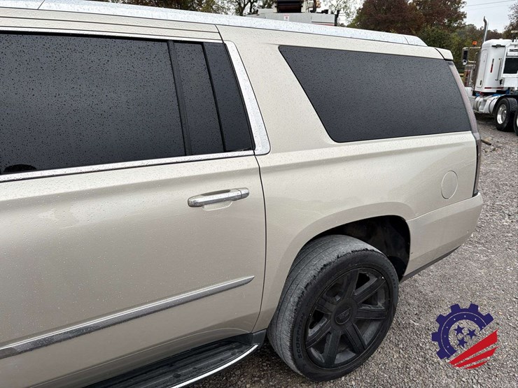 2017-cadillac-escalade-esv-luxury-image-15